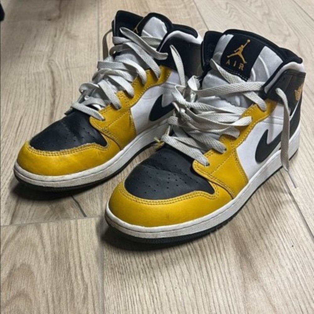 Nike Air Jordan Sneakers in Black, Yellow, and White

Dynamic Nike Air Jordan sn